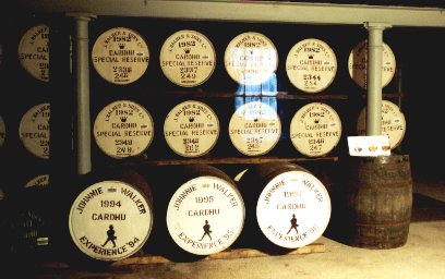 Whiskyfässer in Cardhu